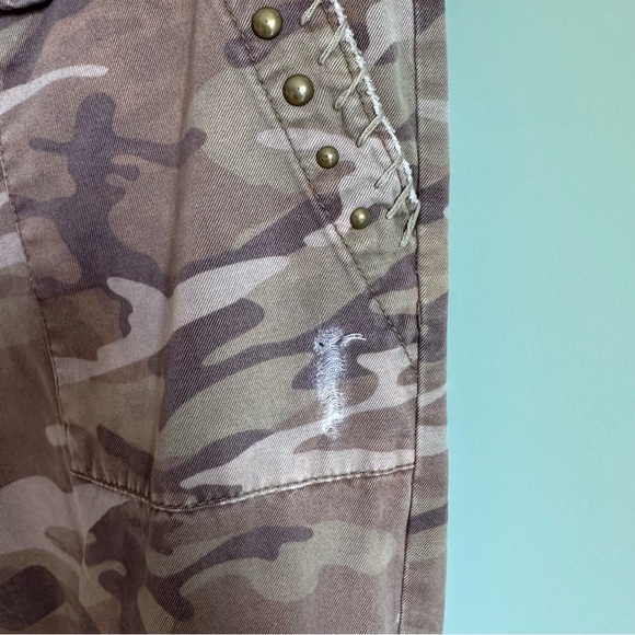 Women’s Old Navy Camouflage Cargo Pants wide leg Distressed 10R - Picture 14 of 16